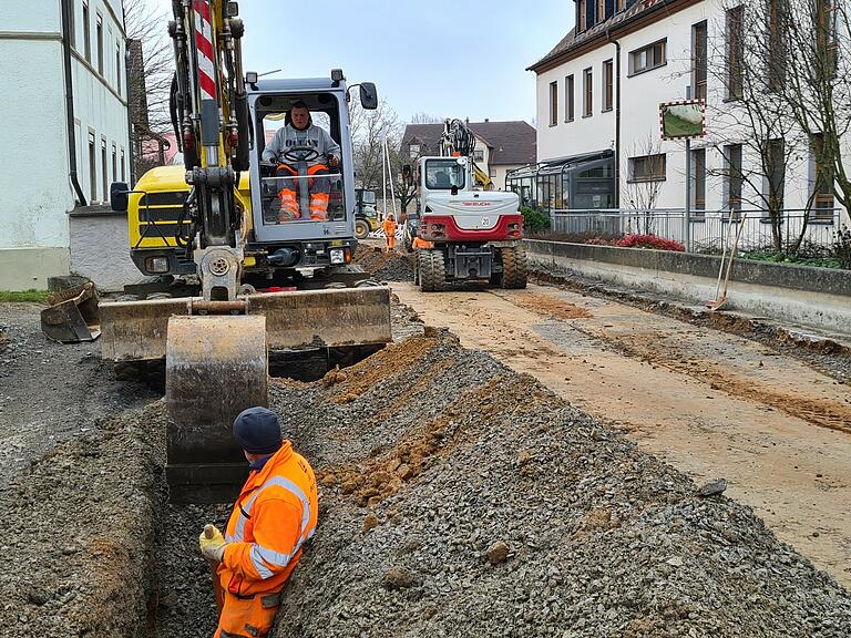 Im Ostteil des Weilers Gadheim wird in Höhe des Dorfplatzes bis zur Markuskapelle eifrig gebaut. Die Leitungen sind hier zum größten Teil verlegt.&nbsp;