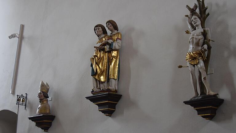 Hoch oben hing die Kiliansbüste (links) bislang mit weiteren Figuren an der Südwand der Spitalkirche. Nun soll ein Platz gefunden werden, der das wertvolle Stück besser in den Blickpunkt rückt.