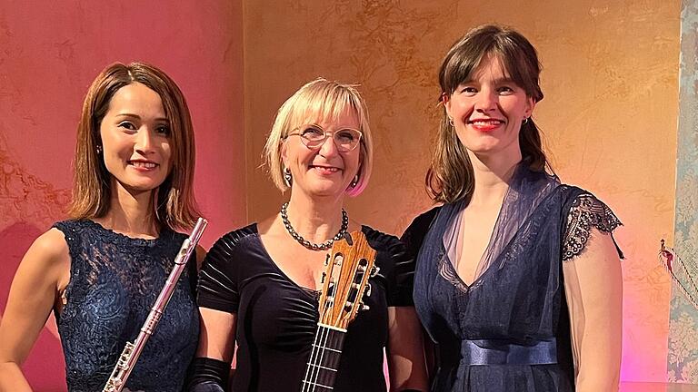 Das Foto zeigt Sayuri Hattori (Querflöte), Barbara Hölzer (Gitarre) und Jennifer Müller (Sopran).