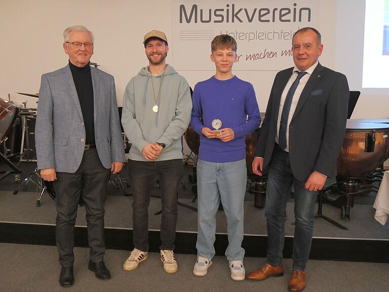 Otwin Hack (links) und der stellvertretende Landrat Alois Fischer (rechts) gratulierten Lorenz Stengritt und Finn Hauk (2. und 3. von links). Lorenz Stengritt ist unterfränkischer Meister im Hochsprung und Weitsprung. Finn Hauck ist in seiner Altersklasse MU18 unterfränkischer Meister im Hochsprung und Speerwurf und belegte bei der süddeutschen Meisterschaft den 8. Platz im Hochsprung. In diesem Jahr ist er zudem bereits süddeutscher Vizemeister in seiner Paradedisziplin Hochsprung geworden. Otwin Hack (links) und der stellvertretende Landrat Alois Fischer (rechts) gratulierten Lorenz Stengritt und Finn Hauk (2. und 3. von links). Lorenz Stengritt ist unterfränkischer Meister im Hochsprung und Weitsprung. Finn Hauck ist in seiner Altersklasse MU18 unterfränkischer Meister im Hochsprung und Speerwurf und belegte bei der süddeutschen Meisterschaft den 8. Platz im Hochsprung. In diesem Jahr ist er zudem bereits süddeutscher Vizemeister in seiner Paradedisziplin Hochsprung geworden.