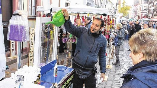 Vorgeführt: Unter den vielen Fieranten beim Andreasmarkt demonstrierte dieser sein Produkt, das Wasser von Glas abperlen lässt, auch praktisch.