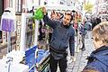 Vorgeführt: Unter den vielen Fieranten beim Andreasmarkt demonstrierte dieser sein Produkt, das Wasser von Glas abperlen lässt, auch praktisch.