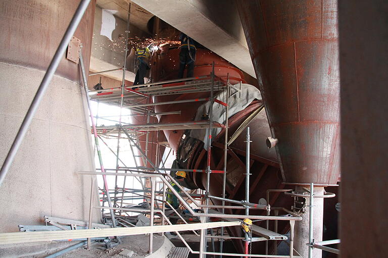 Im oberen Teil des Wärmetauscherturms wird gerade das Rohr montiert, über das das Rauchgas in den Katalysator geleitet wird. Im oberen Teil des Wärmetauscherturms wird gerade das Rohr montiert, über das das Rauchgas in den Katalysator geleitet wird.