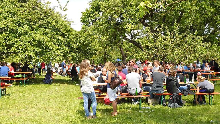 Wenn an diesem Donnerstag wieder Vatertagsfest in Rheinfeldshof (Archivbild) ist, werden wohl kaum Einheimische auf den Bänken sitzen, denn zum Helfen wird in dem 40-Seelen-Dorf jeder gebraucht.