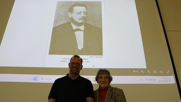 Referent Gerd Walter und Enkelin Adele Hauck unter dem einzigen bekannten Porträtfoto von Bürgermeister Franz Joseph Keßler.