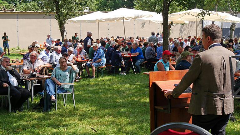 Im Biergarten des Hubertushofs in Fährbrück hielt der bayerische Innenstaatssekretär Sandro Kirchner beim Hubertusfest eine Rede über die Bedeutung des Ehrenamts.