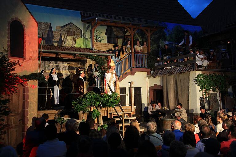 Unter Leitung des bekannten Schauspielers und Regisseur Hannes Hirth gibt es von dem Stück fünf Aufführungen an zwei aufeinanderfolgenden Wochenenden. Unter Leitung des bekannten Schauspielers und Regisseur Hannes Hirth gibt es von dem Stück fünf Aufführungen an zwei aufeinanderfolgenden Wochenenden.