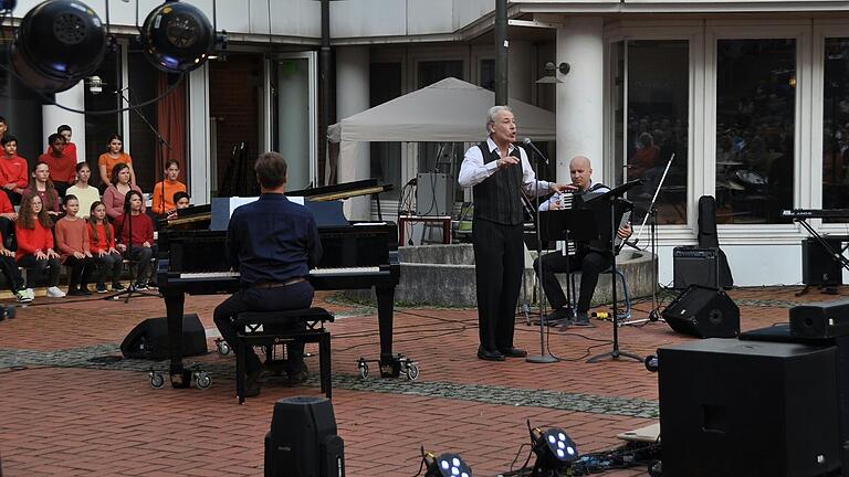 Auf dem Foto: Chansonier Philippe Huguet, Arseniy Strokovsky am Akkordeon und Oliver Kunkel am Flügel. Auf dem Foto: Chansonier Philippe Huguet, Arseniy Strokovsky am Akkordeon und Oliver Kunkel am Flügel.