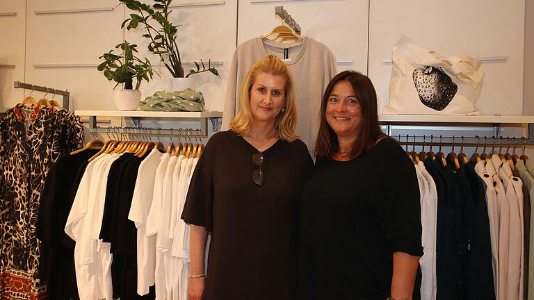 Inhaberin Sandra Dostal (links) und Stephanie Gloos verkaufen im Fashion Point ausgewählte Damenmode. Inhaberin Sandra Dostal (links) und Stephanie Gloos verkaufen im Fashion Point ausgewählte Damenmode.