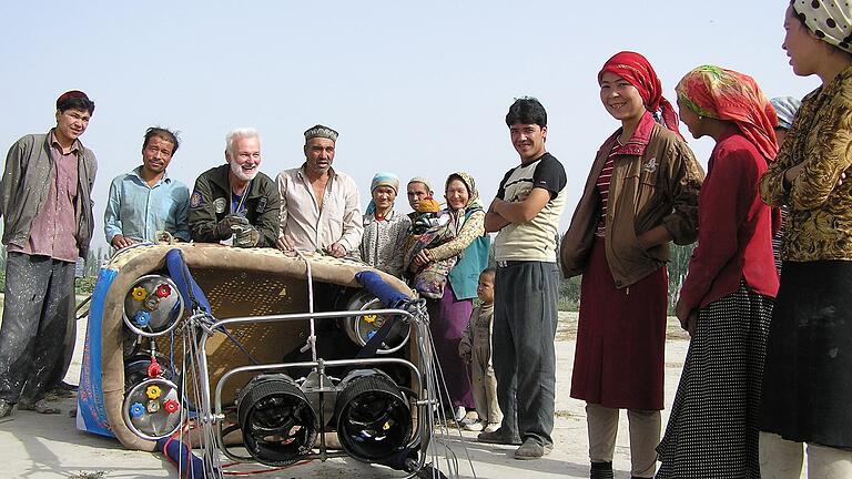 Gelandet im Land der Uiguren in China. Eine Begegnung, an die sich Günter Hübner gerne erinnert.