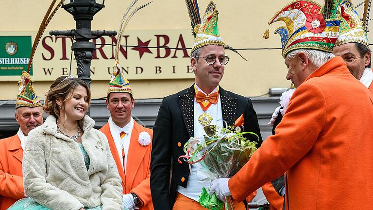 Blumen gab es für die Prinzessin bei der Vorstellung des neuen Prinzenpaares Robert II. und Britta I. der KaGe Elferrat Würzburg auf dem Würzburger Sternplatz.