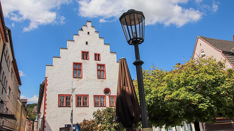 Die Straßenbeleuchtung am Historischen Rathaus in Karlstadt. Die Straßenbeleuchtung am Historischen Rathaus in Karlstadt.
