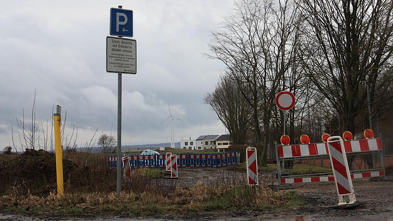 Die Baustelle der Keltenstraße ruht noch immer. Sobald die Witterung besser ist, soll die Zufahrtsstraße zum Neubaugebiet 'Am Nützelbach II' in Gerolzhofen weitergebaut werden.