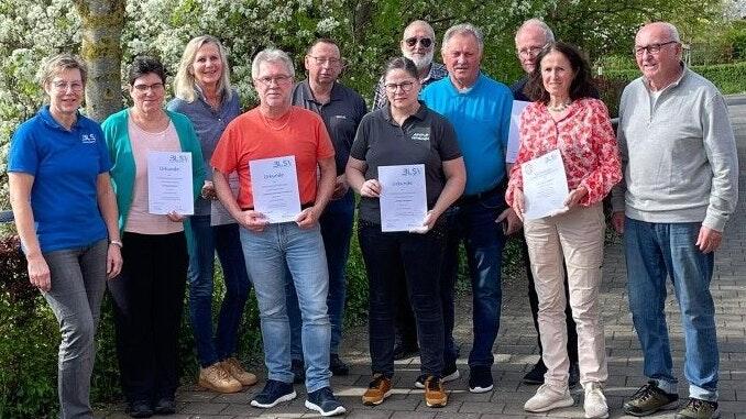 Verantwortliche, Sieger und geehrte Sportabzeichenprüfer beim BLSV-Kreisverband (von links): Sportabzeichenreferentin Birgit Hofmann, Hiltrud Holzinger (SV Kirchschönbach), Stefanie Ebert (TV Marktbreit, Jochen Blendow (Sportgemeinschaft Sparkasse Mainfranken,
Rudi Darlapp (TSV Albertshofen), Monika Leirich (Judoclub Dettelbach), Adolf Schmid (TSV Iphofen), BLSV-Kreisvorsitzender Josef Scheller, Peter Neuweg  (Stadtverband für Leibesübungen Kitzingen),, Birgit Caspari (TV Mainstockheim), Manfred Klügl  (SSV Kitzingen).