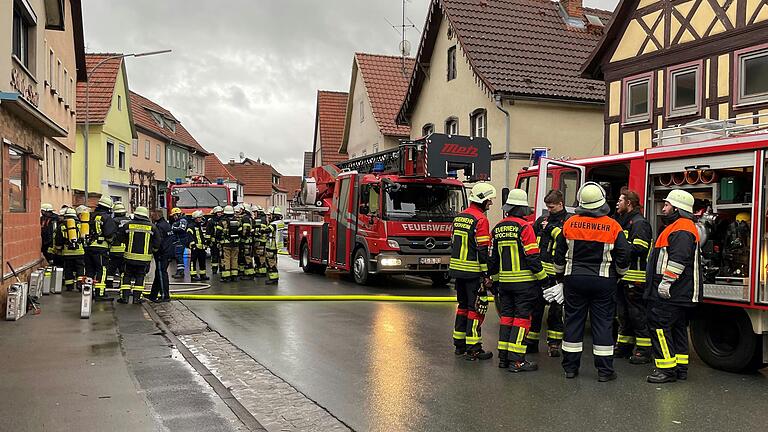 Im Zuge der Löscharbeiten musste die Ortsdurchfahrt Stockheim gesperrt werden. Im Zuge der Löscharbeiten musste die Ortsdurchfahrt Stockheim gesperrt werden.