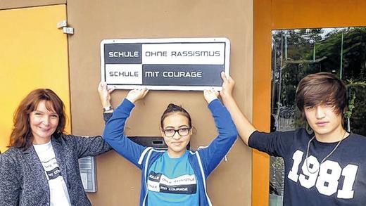 Freude über die Auszeichnung: Der Mittelschule Zellingen wurde der Titel „Schule ohne Rassismus – Schule mit Courage“ verliehen. Schulleiterin Katja Leipold (im Bild von links), Elife Eroglu und Dominik Frederik freuen sich über die Auszeichnung. Freude über die Auszeichnung: Der Mittelschule Zellingen wurde der Titel „Schule ohne Rassismus – Schule mit Courage“ verliehen. Schulleiterin Katja Leipold (im Bild von links), Elife Eroglu und Dominik Frederik freuen sich über die Auszeichnung.