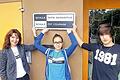 Freude über die Auszeichnung: Der Mittelschule Zellingen wurde der Titel &bdquo;Schule ohne Rassismus &ndash; Schule mit Courage&ldquo; verliehen. Schulleiterin Katja Leipold (im Bild von links),  Elife Eroglu und Dominik Frederik freuen sich über die Auszeichnung.