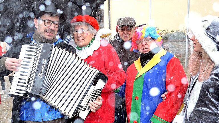 Musik und dicke Flocken: Sonnenschein und heftiges Schneetreiben wechselten sich beim Karwer Straßenfasching ab.