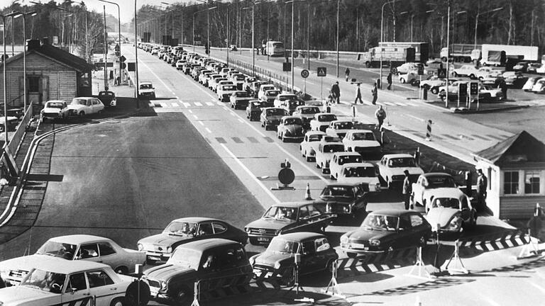 Kleiner Grenzverkehr: Unser Bild aus dem Jahr 1975 zeigt die Autoschlangen zu Ostern am damaligen Autobahnkontrollpunkt Helmstedt-Marienborn an der Grenze zwischen der Bundesrepublik Deutschland und der DDR. Kleiner Grenzverkehr: Unser Bild aus dem Jahr 1975 zeigt die Autoschlangen zu Ostern am damaligen Autobahnkontrollpunkt Helmstedt-Marienborn an der Grenze zwischen der Bundesrepublik Deutschland und der DDR.