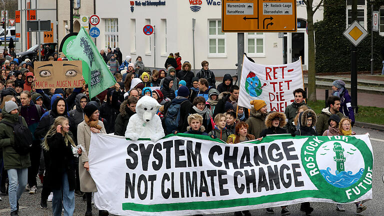 Während weltweit wieder Menschen für mehr Klimaschutz demonstrieren, muss die Bundesregierung ihr Klimapaket nachbessern.