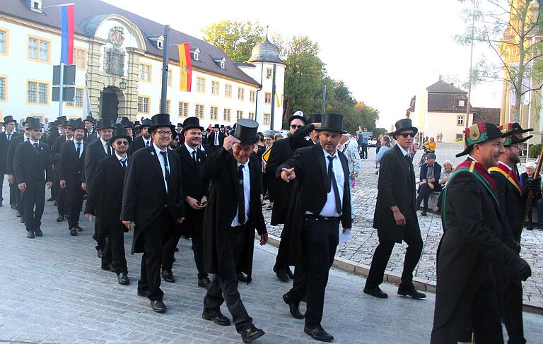 Gute Laune bei der Traditionspflege: Die Wiesentheider Bürgerwehr hatte zum Abschluss der Kirchweih wieder ihren Auftritt.