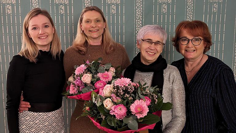 Amelie Witt (links) und Ulrike Witt (rechts) ehrten Jessica Bischoff (zweite von links) und Lena Tausch (zweite von rechts).