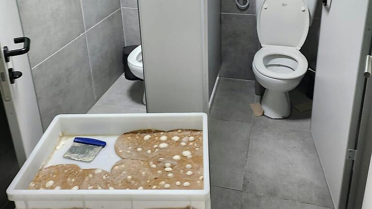 Bilder, die der Vermieter von dem Lokal gemacht hat, zeigen verschimmelte Pizzateige ohne Kühlung. Bilder, die der Vermieter von dem Lokal gemacht hat, zeigen verschimmelte Pizzateige ohne Kühlung.