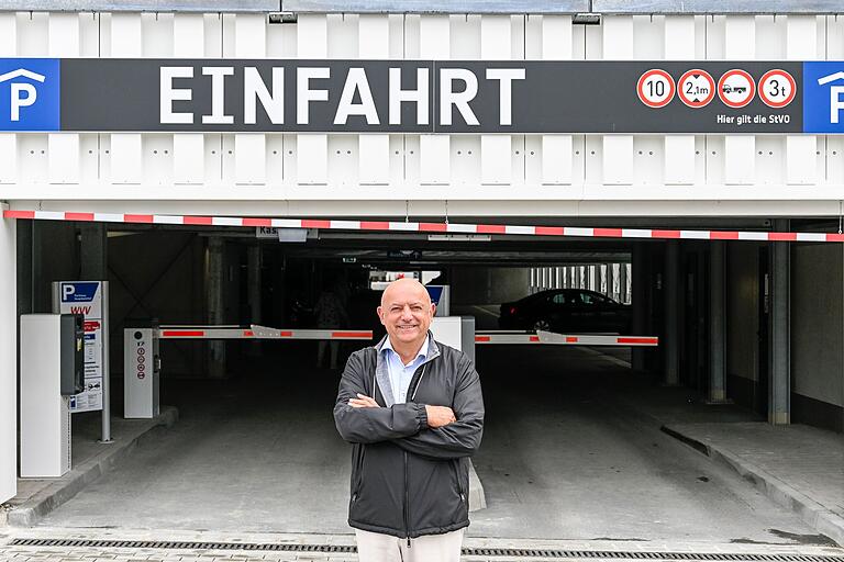 Bauherr Gerold Bader vor dem neuen Parkhaus am Bahnhof.