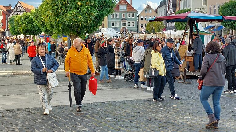Ein Genuss- und Regionalmarkt mit verkaufsoffenem Sonntag findet am 30. März in Bad Neustadt statt. Ein Genuss- und Regionalmarkt mit verkaufsoffenem Sonntag findet am 30. März in Bad Neustadt statt. 