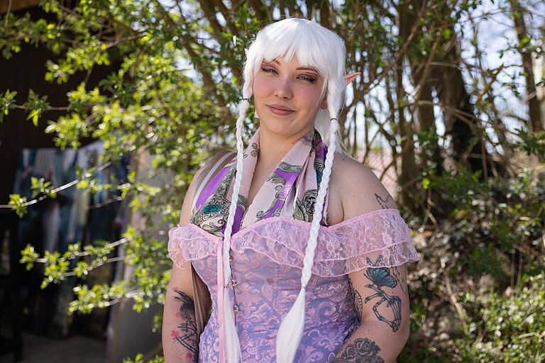 Nina Hickmann ist Cosplayerin (Deutsch: sich als Manga oder Anime Charakter verkleiden) und damit öfter bei Fantasyfestivals zu Besuch.