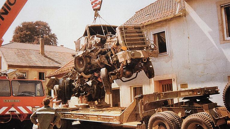 Auf diesem Foto aus dem Jahr 1982 ist der Abtransport des beschädigten Sattelschleppers zu sehen, den Dan Chirdon in einem spektakulären Bremsmanöver kurz vor einer Kreuzung in Mühlbach zum Stehen brachte.