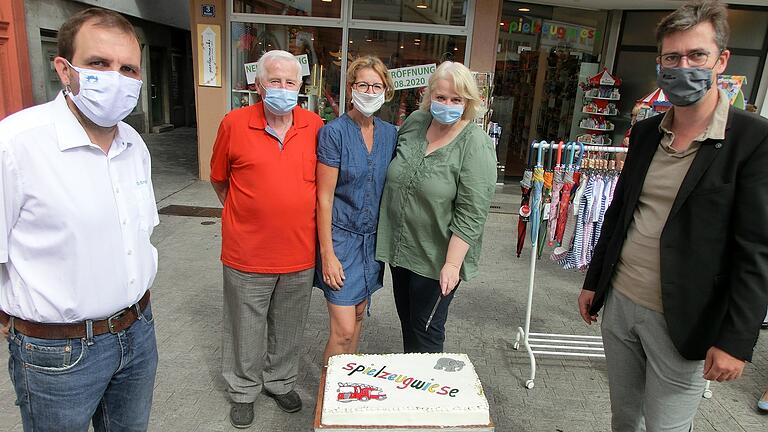 Die Geschäftsfrauen Sabine und Simone Wolfinger mit Vater Wolfgang Wolfinger beim Anschneiden der Torte mit Oberbürgermeister Christian Schuchardt (rechts) und Bäckermeister Christian Englert (links).