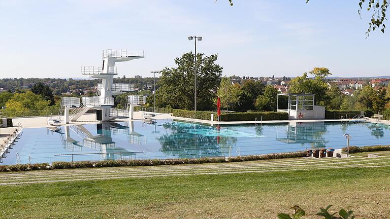 Am 3. Juni, dem Fronleichnamsfeiertag, öffnet das Silvana Freizeitbad Schweinfurt wieder für Badegäste. Geöffnet werden das Freibad, das Nichtschwimmerbecken, das Sportbecken, das Planschbecken sowie die Gastronomie. Sauna und Hallenbad bleiben vorerst geschlossen.