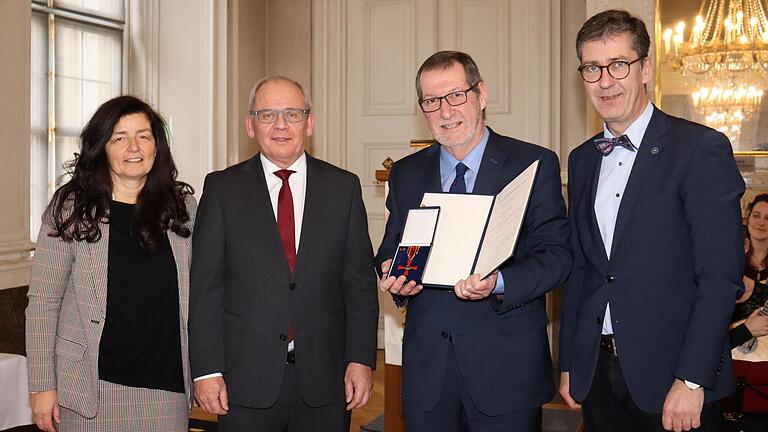 Das Bundesverdienstkreuz ging an Prof. Dr. August Stich. Dazu beglückwünschten ihn (von links) Christine Haupt-Kreutzer (stellvertretende Landrätin), Regierungspräsident Eugen Ehmann und der Oberbürgermeister der Stadt Würzburg, Christian Schuchardt (rechts).