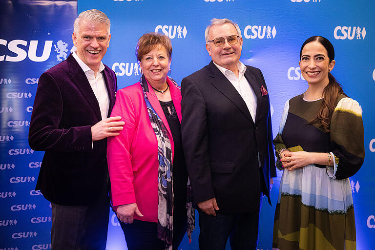 CSU-Bezirksvorsitzender Steffen Vogel (von links) präsentiert die Spitzenkandidatinnen und den Spitzenkandidaten für die Bezirkswahl, Gerlinde Martin, Stefan Funk und Hülya Düber.