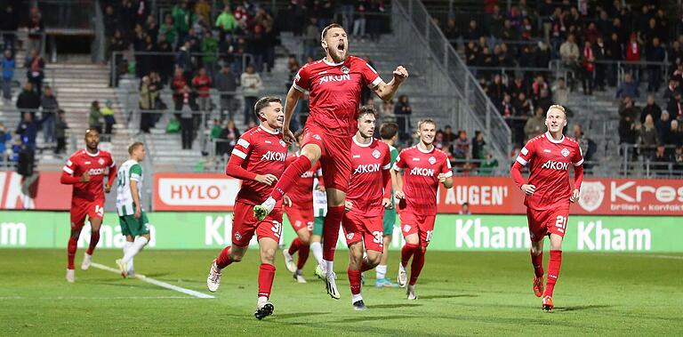 Da war die Kickers-Welt noch in Ordnung: Yannick Scholz jubelt über sein Tor zum 1:0.