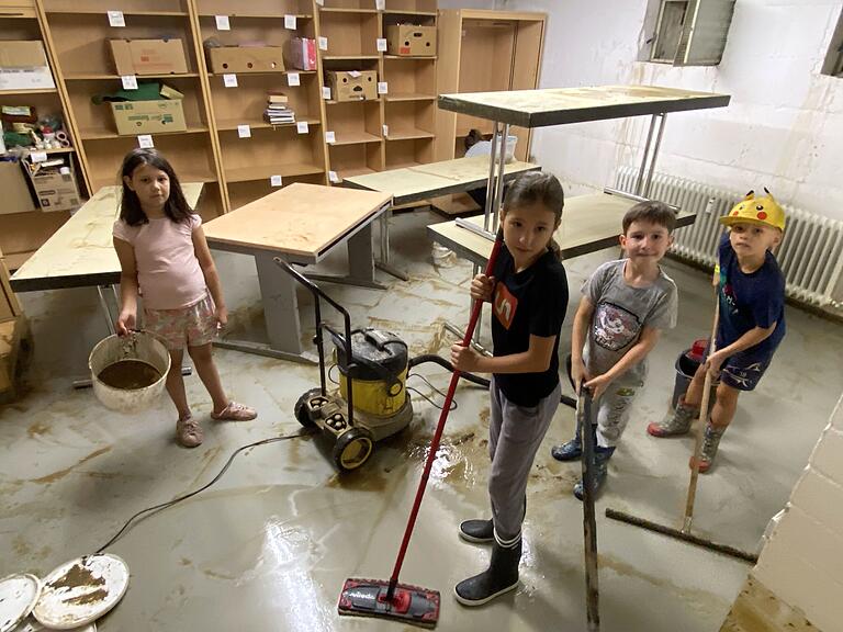 Halfen im Reichenberger 'tauschbar' fleißig beim Saubermachen mit: die Kinder Felia, Emma, Tom und Toni (von links).