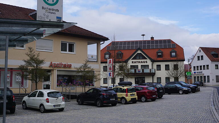 Das Parken auf dem Marktplatz von Burkardroth sollte nur auf die gekennzeichneten Flächen beschränkt werden.       -  Das Parken auf dem Marktplatz von Burkardroth sollte nur auf die gekennzeichneten Flächen beschränkt werden.