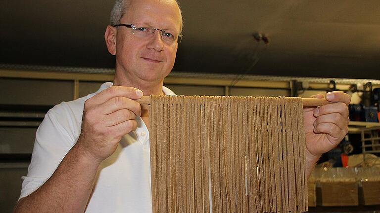 Chef Werner Burk mit Steinpilz-Bandnudeln &bdquo;Made in Steinfeld&ldquo;.