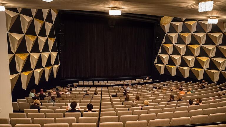 Mit Abstand derzeit einer der sichersten öffentlichen Orte: Ein Blick ins Schweinfurter Theater bei der Saisoneröffnung im September. Mit Abstand derzeit einer der sichersten öffentlichen Orte: Ein Blick ins Schweinfurter Theater bei der Saisoneröffnung im September.