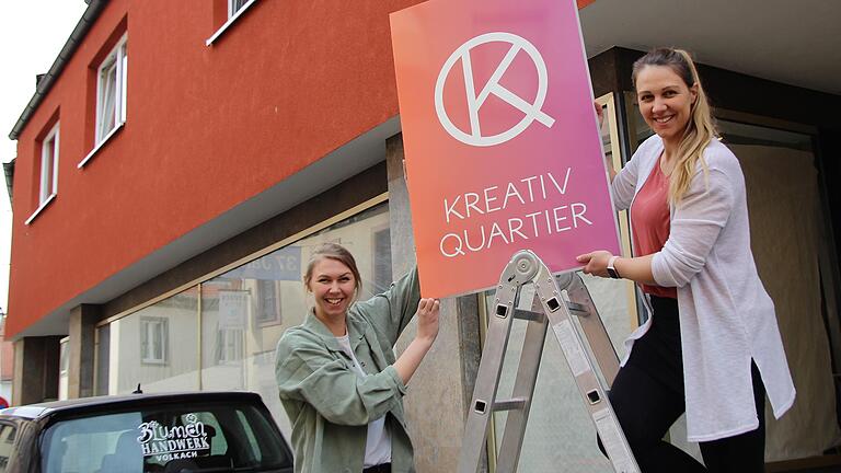 Anfang Mai eröffnen Christa Hünting (links) und Ellen Kimmel (rechts) das Kreativquartier in der Spitalstraße 8 in Volkach. Drinnen ist noch viel zu tun, draußen hängen die beiden Schwestern schon mal die Werbetafel auf.