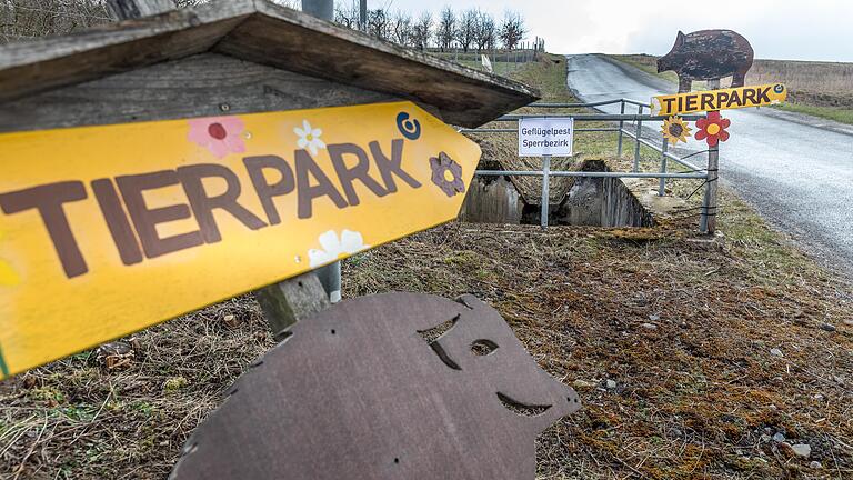 Die hochansteckende Geflügelpest war im März im Tierpark Sommerhausen aufgetreten. Am 18. März entstand dieses Foto, auf dem Schilder an der Zufahrtstraße auf die Viruserkrankung hinwiesen.