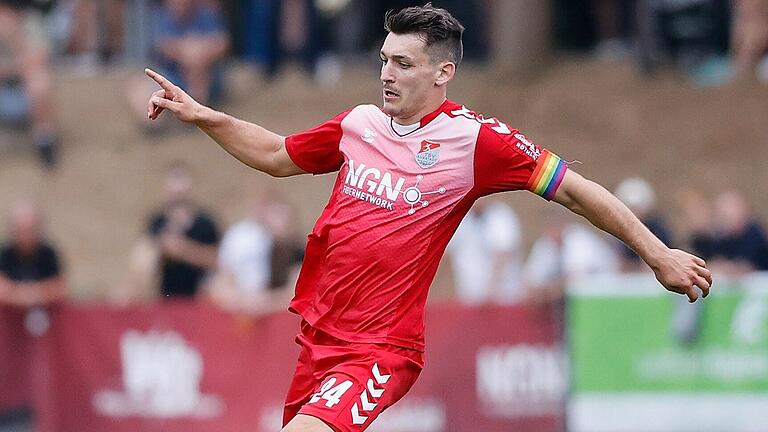 Ben Müller und der TSV Aubstadt feierten mit einem 4:1 gegen den FV Illertissen den dritten Sieg in der Regionalliga Bayern in Folge. Ben Müller und der TSV Aubstadt feierten mit einem 4:1 gegen den FV Illertissen den dritten Sieg in der Regionalliga Bayern in Folge.