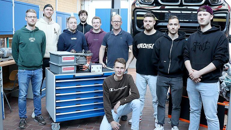 Die Fachschüler der Fachrichtung Fahrzeugtechnik und Elektromobilität mit ihrem Lehrer Markus Weiglein (Bildmitte hinten).