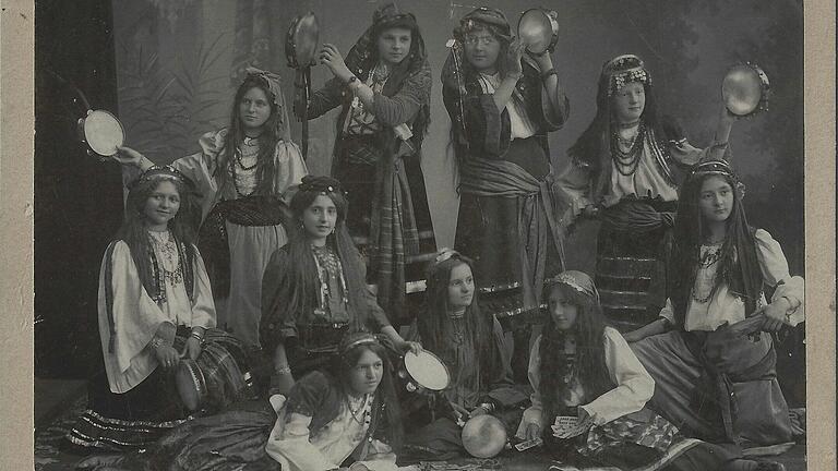 Eine Faschingsveranstaltung der Lohrer Höheren Töchterschule, schätzungsweise um 1905. Eine Faschingsveranstaltung der Lohrer Höheren Töchterschule, schätzungsweise um 1905.