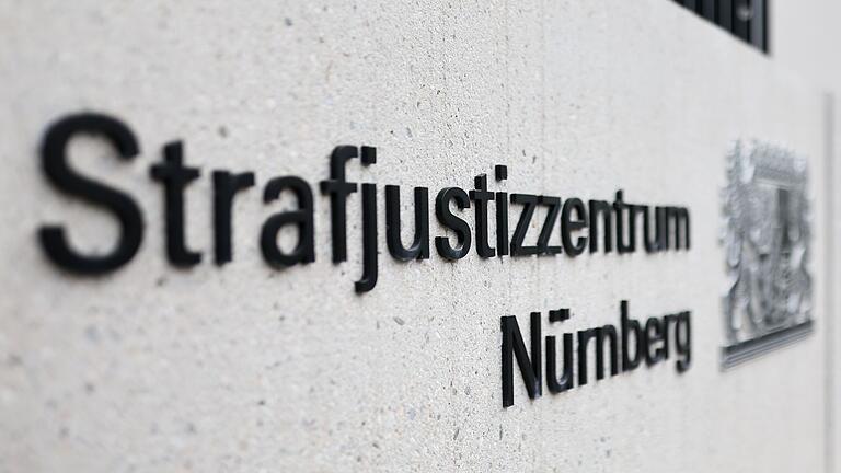 Strafjustizzentrum des Landgerichts Nürnberg-Fürth       -  Die Angeklagten sollen vor allem ältere Menschen in ganz Deutschland betrogen haben. (Archivbild)