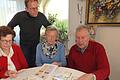Rosina Mantel (von links) betrachtet mit ihrem Sohn Helmut Mantel und Irene und Max Liebler ihre Sammlung an Sterbebildern.