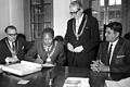 Partnerstadt       -  26. Januar 1967: Der OB von Mwanza, Halfani Hassani, trägt sich ins Goldene Buch der Stadt Würzburg ein. Gesellschaft leisten ihm Bürgermeister Joseph Seitz (links), OB Helmuth Zimmerer (stehend) und Mwanzas Oberstadtdirektor Sachak.