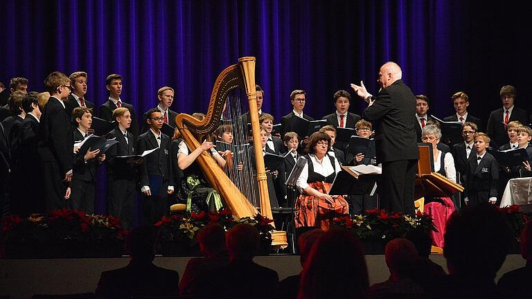 Regensburger Domspatzen gesamt       -  In Begleitung von Harfe, Flöte und Hackbrett und unter der Leitung von Karl-Heinz Liebl: die Regensburger Domspatzen in der Stadthalle.
