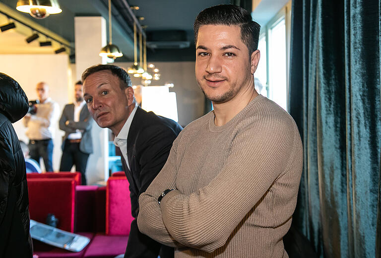 Auch Ex-Kickers-Spieler und der Manager des FC Flyeralarm Admira war bei der Pressekonferenz in Würzburg zu Gast. Auch Ex-Kickers-Spieler und der Manager des FC Flyeralarm Admira war bei der Pressekonferenz in Würzburg zu Gast.